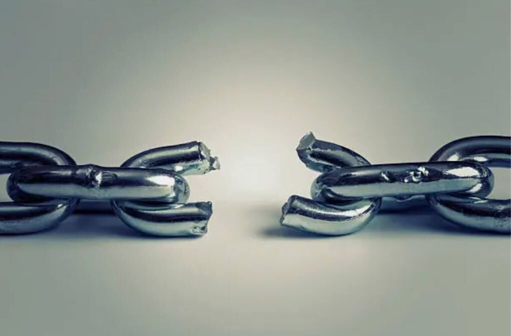 image showing broken chain suggesting a broken BDSM relationship